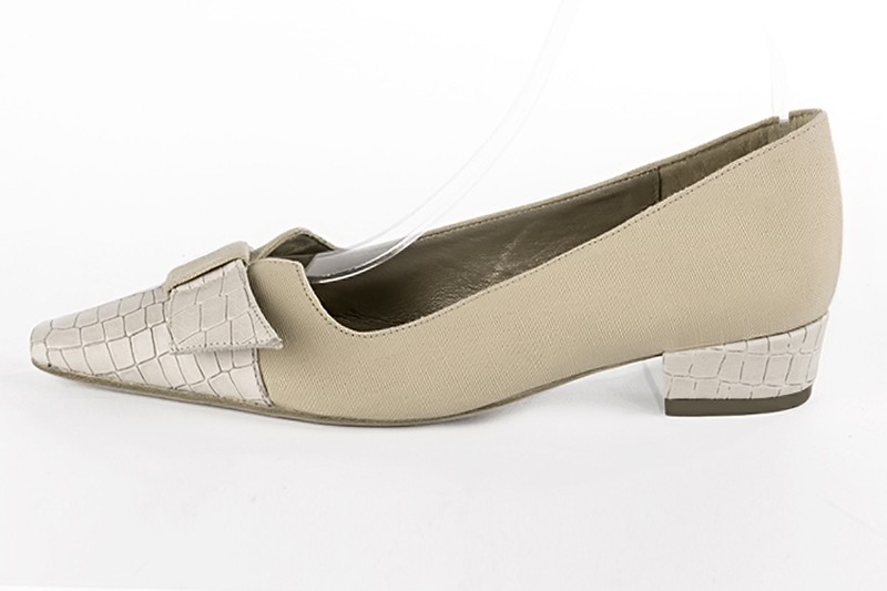 Off white and sand beige women's dress pumps, with a knot on the front. Tapered toe. Low block heels. Profile view - Florence KOOIJMAN
